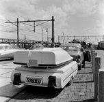 159489 Afbeelding van een rij auto's voor het oprijden van een autoslaaptrein op het N.S.-station Amsterdam-Amstel te ...
